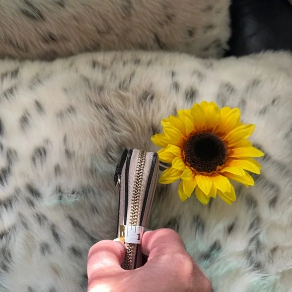 Kate Spade Beige w Black Trim Leather Wallet - Picture 8 of 8